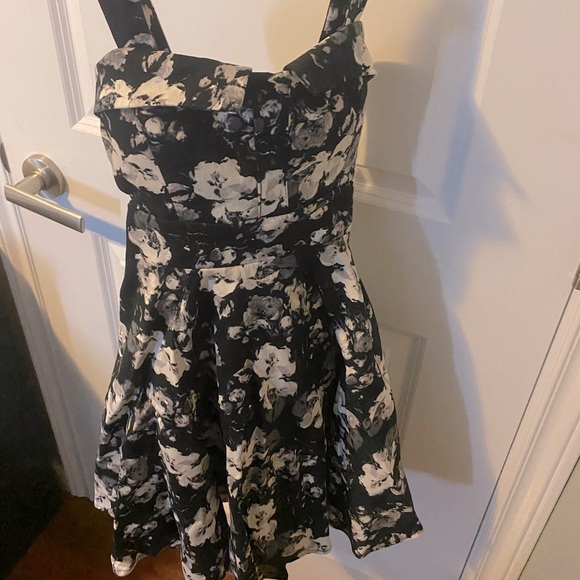 Floral pinup dress - Picture 2 of 3